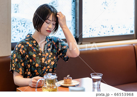 カフェでケーキを食べる女性 66553968