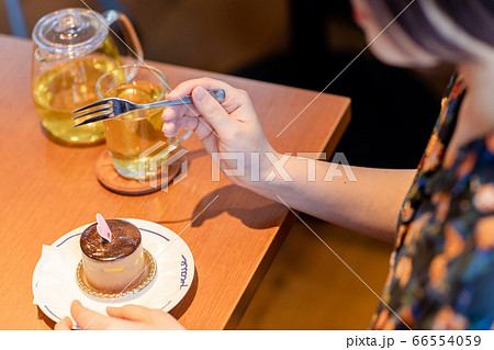 カフェでケーキを食べる女性 66554059