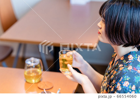 カフェでケーキを食べる女性 66554060