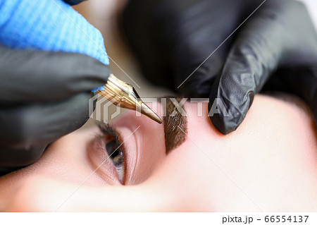 Beauty masters hands do permanent eyebrow makeup 66554137