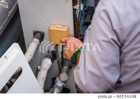 ガス給湯器の保守点検の写真素材