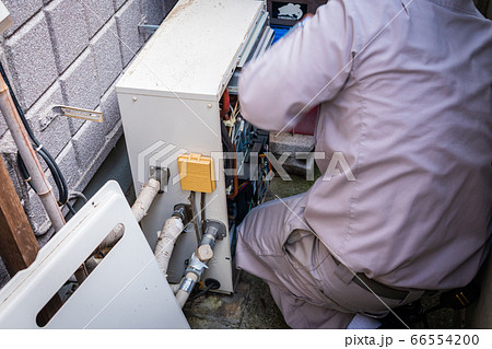 ガス給湯器の保守点検の写真素材