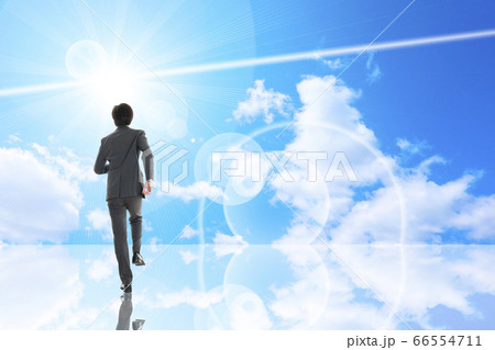青空と走るビジネスマン 66554711
