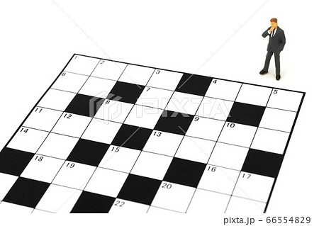 クロスワードパズル と考えるビジネスマン(ミニチュア) クロスワードパズル と考えるビジネスマン(ミニチュア) 66554829