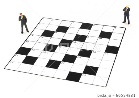 クロスワードパズル と考えるビジネスマン（ミニチュア） 66554831