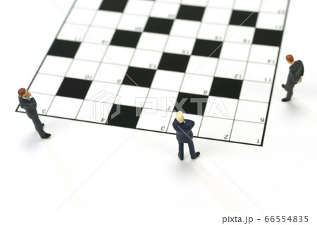 クロスワードパズル と考えるビジネスマン（ミニチュア） 66554835