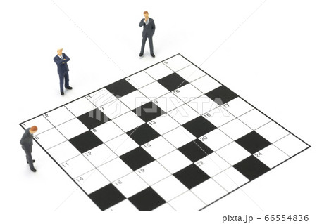 クロスワードパズル と考えるビジネスマン（ミニチュア） 66554836