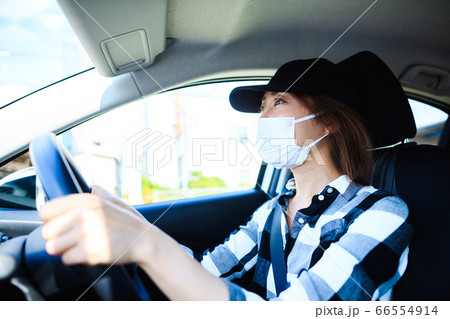 運転をするマスク姿の女性 66554914