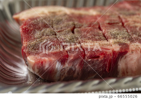 塩胡椒した牛ステーキ肉 塩胡椒した牛ステーキ肉 66555026