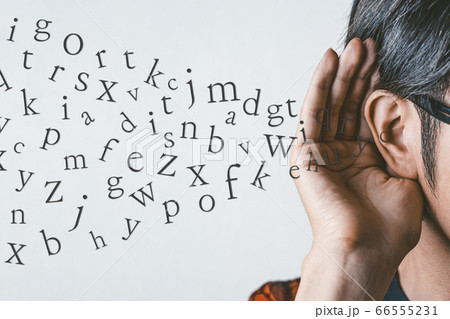 英語を聴く男性 英語を聴く男性 66555231