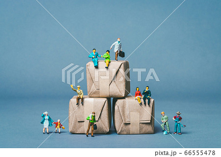 ミニチュア人物と荷物 66555478