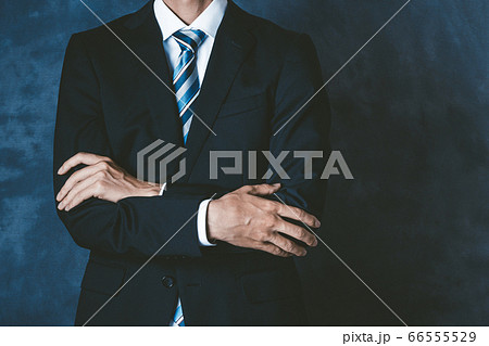 ビジネスマン 黒背景 66555529