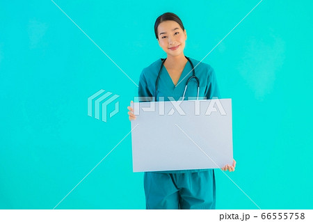 woman with container board parcel box packaging prepare for shipping for customer online shopping woman with container board parcel box packaging prepare for shipping for customer online shopping 66555758