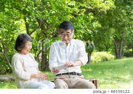 スマホを操作するシニア夫婦  66556122
