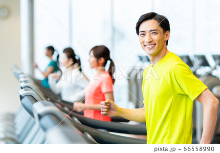 ジムで走る若い男性 66558990
