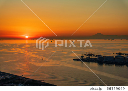 千葉ポートタワーから見た千葉港の夕日 66559049