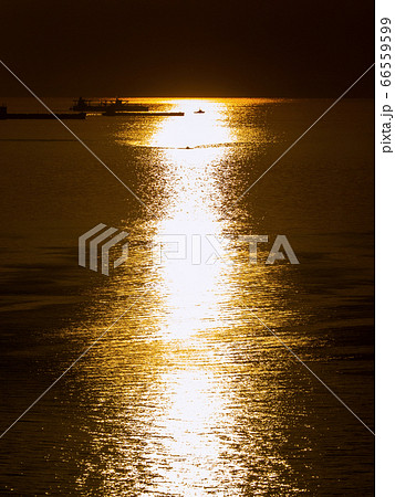 夕日で輝く水面 夕日で輝く水面 66559599