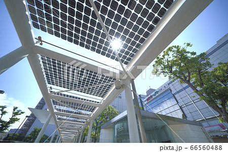 日本の川崎都市景観 川崎駅やタクシーシェルターに設置された太陽光発電パネルなどを望む 日本の川崎都市景観 川崎駅やタクシーシェルターに設置された太陽光発電パネルなどを望む 66560488