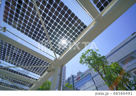 日本の川崎都市景観 川崎駅やタクシーシェルターに設置された太陽光発電パネルなどを望む 66560491