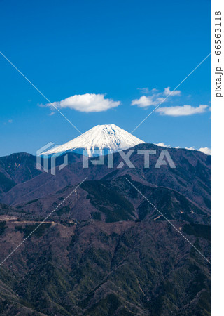 身延山山頂、東側展望台から眺める富士山（山梨県南巨摩郡身延町）2020年3月 66563118