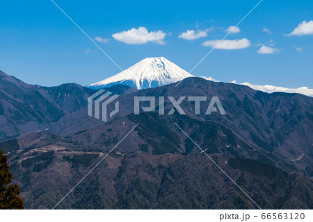 身延山山頂、東側展望台から眺める富士山（山梨県南巨摩郡身延町）2020年3月 66563120