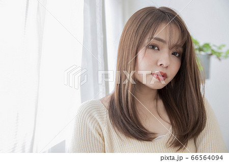 ストレート ミディアムヘアー 髪型 美容室 女性の写真素材