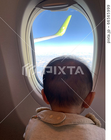 赤ちゃんと飛行機 66565999