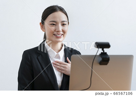 ウェブカメラに向かって話す若い女性 就活 オンライン面接イメージ ウェブカメラに向かって話す若い女性 就活 オンライン面接イメージ 66567106