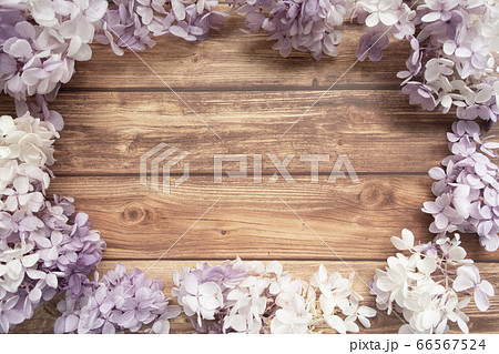紫陽花と茶色い木目調の床 フレーム 紫陽花と茶色い木目調の床 フレーム 66567524