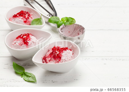 Raspberry ice cream scoops 66568355