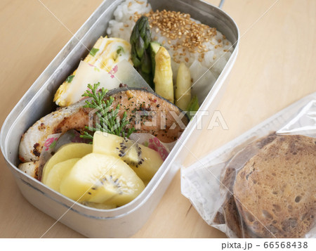 メスティンに入ったダイエット中のヘルシーなお弁当の写真素材