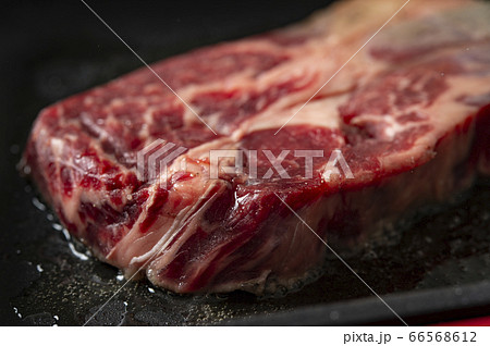 塩胡椒したステーキ肉 66568612