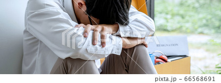 Images of packing up all his personal belongings 66568691