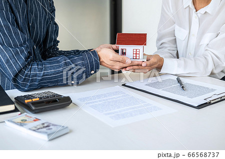 Real estate broker agent consult to customer to Real estate broker agent consult to customer to 66568737