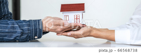 Real estate broker agent presenting and consult to 66568738