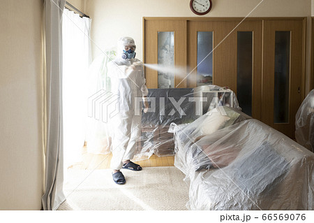 室内に殺虫剤を散布する害虫駆除の作業員 室内に殺虫剤を散布する害虫駆除の作業員 66569076