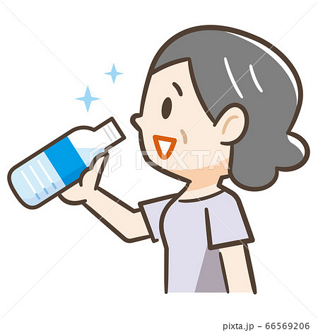 ペットボトルの水を飲む高齢者女性のイラスト素材