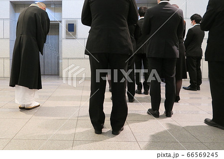 火葬炉前で合掌する住職と遺族 火葬炉前で合掌する住職と遺族 66569245