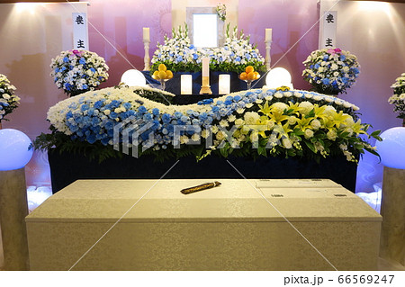 黄色いユリが入った花祭壇 66569247