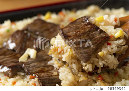 ガーリックステーキを乗せたピラフ ガーリックステーキを乗せたピラフ 66569342