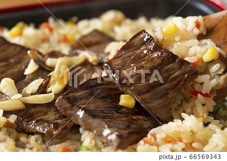 ガーリックステーキを乗せたピラフ  66569343