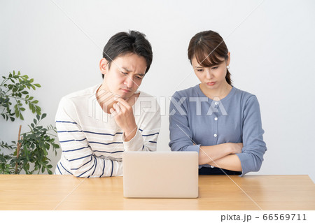 パソコンを見る夫婦 66569711