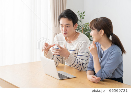 パソコンを見る夫婦 パソコンを見る夫婦 66569721