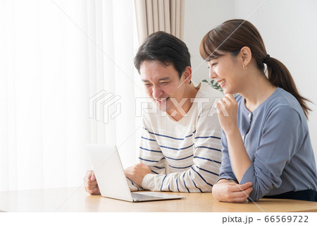 パソコンを見る夫婦 パソコンを見る夫婦 66569722