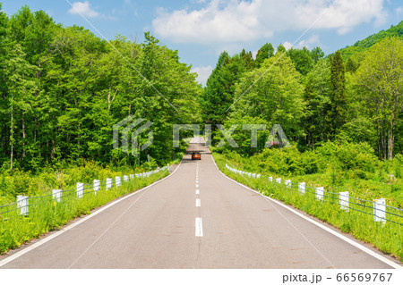 初夏の磐梯吾妻レークラインの風景 青空と直線道路 福島県猪苗代町 初夏の磐梯吾妻レークラインの風景 青空と直線道路 福島県猪苗代町 66569767