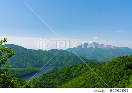 初夏の磐梯吾妻レークラインの風景　秋元湖と磐梯山　福島県北塩原村 66569841