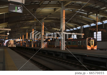 早朝5時前の新潟駅にて 早朝5時前の新潟駅にて 66570055