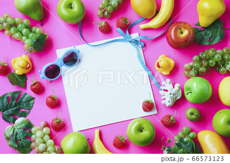 フルーツと派手なピンク色の背景の写真素材
