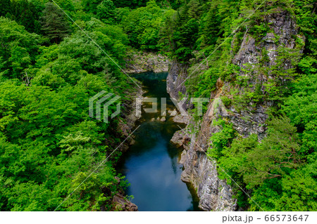 岐阜 富山 新緑の庄川 県境付近 の写真素材