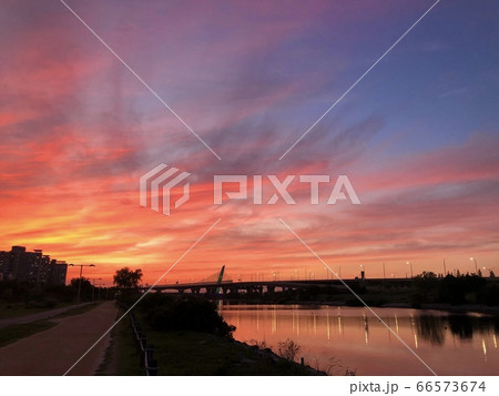 夕焼け 自然 夕暮れ 66573674